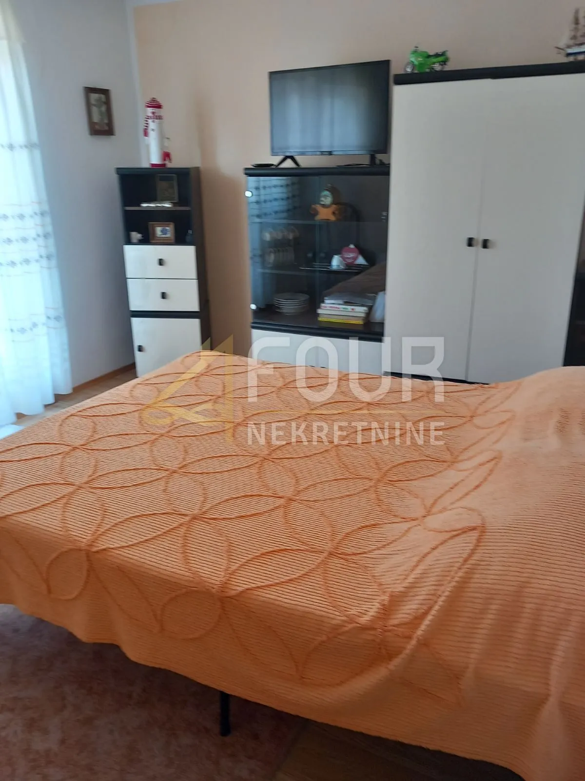 istra, pula, kuća s garažom, dodatnim apartmanom i dvorištem - slika 31