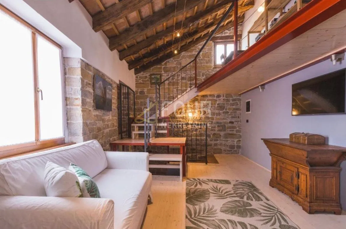 Istra, Oprtalj, šarmantna kamena vila, 3 apartmana