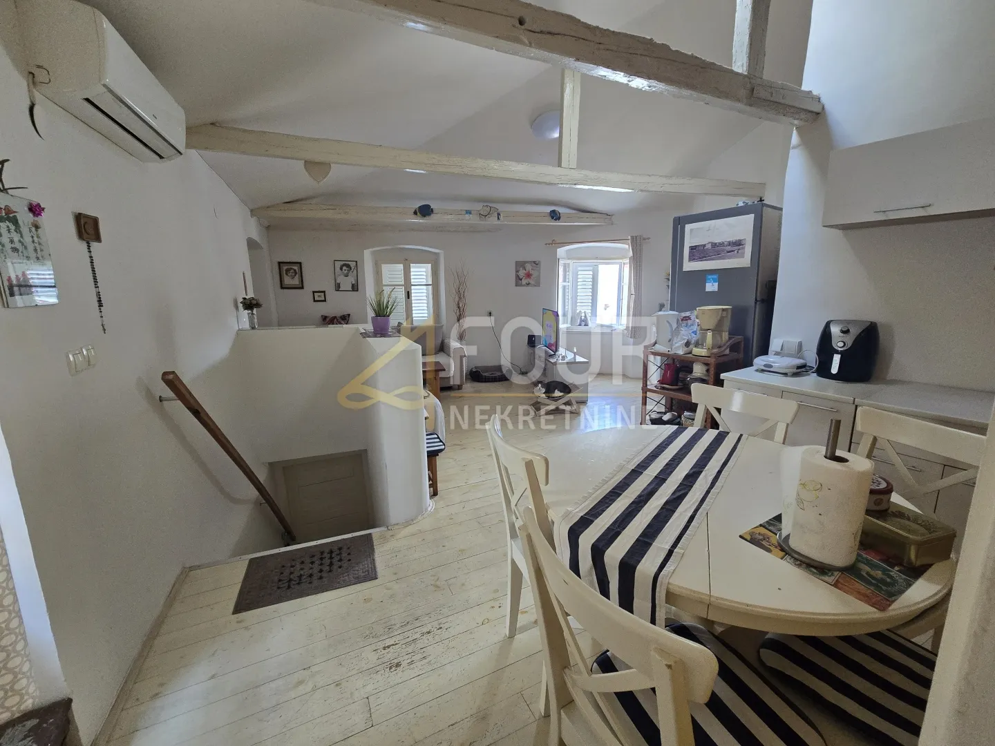 Otok Cres, grad Cres, stan 70m od rive!