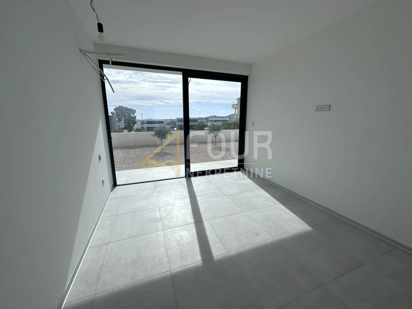 dalmacija, vodice, moderna novogradnja s bazenom - slika 10