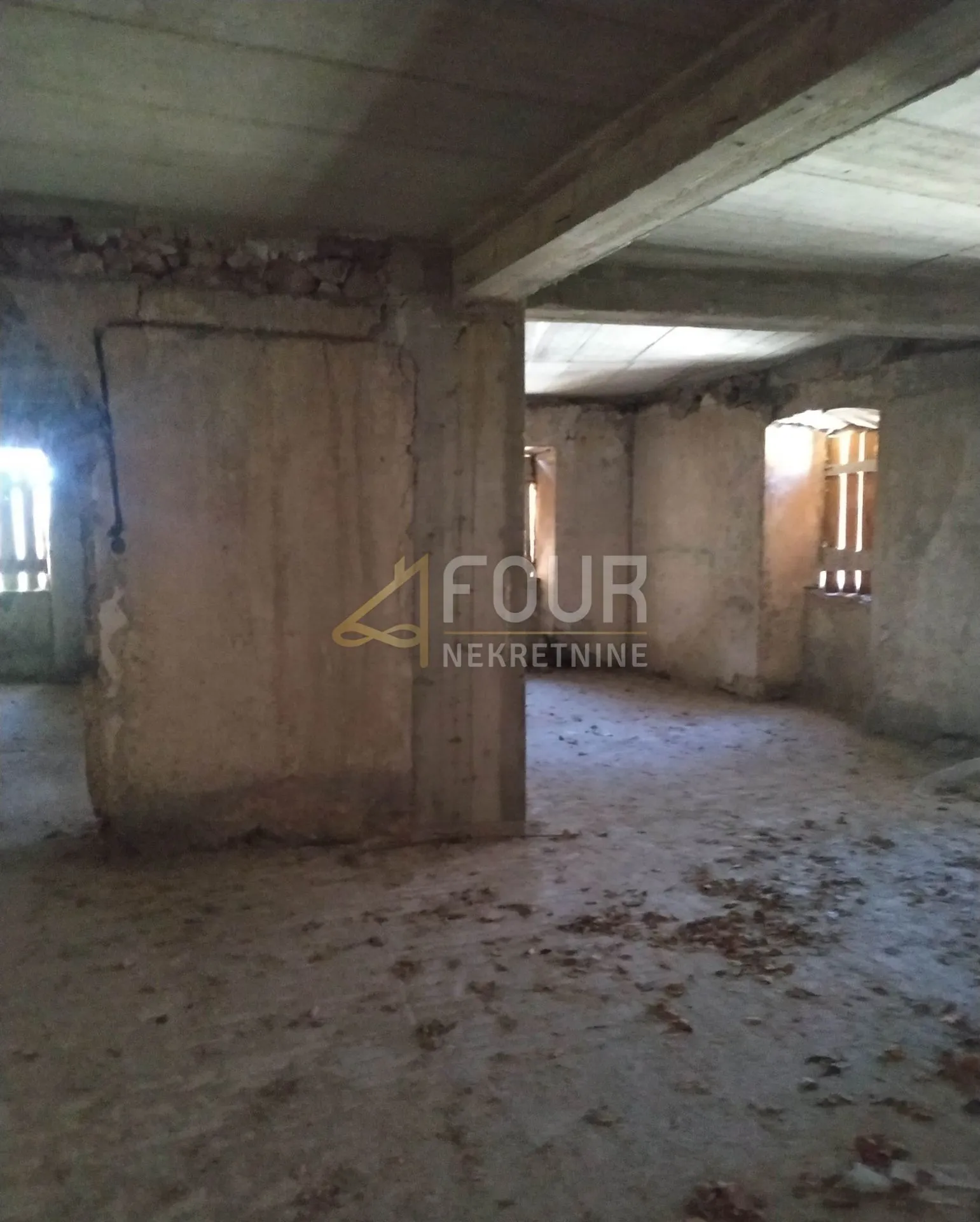 Drniš - centar, kamena starina od 440m2