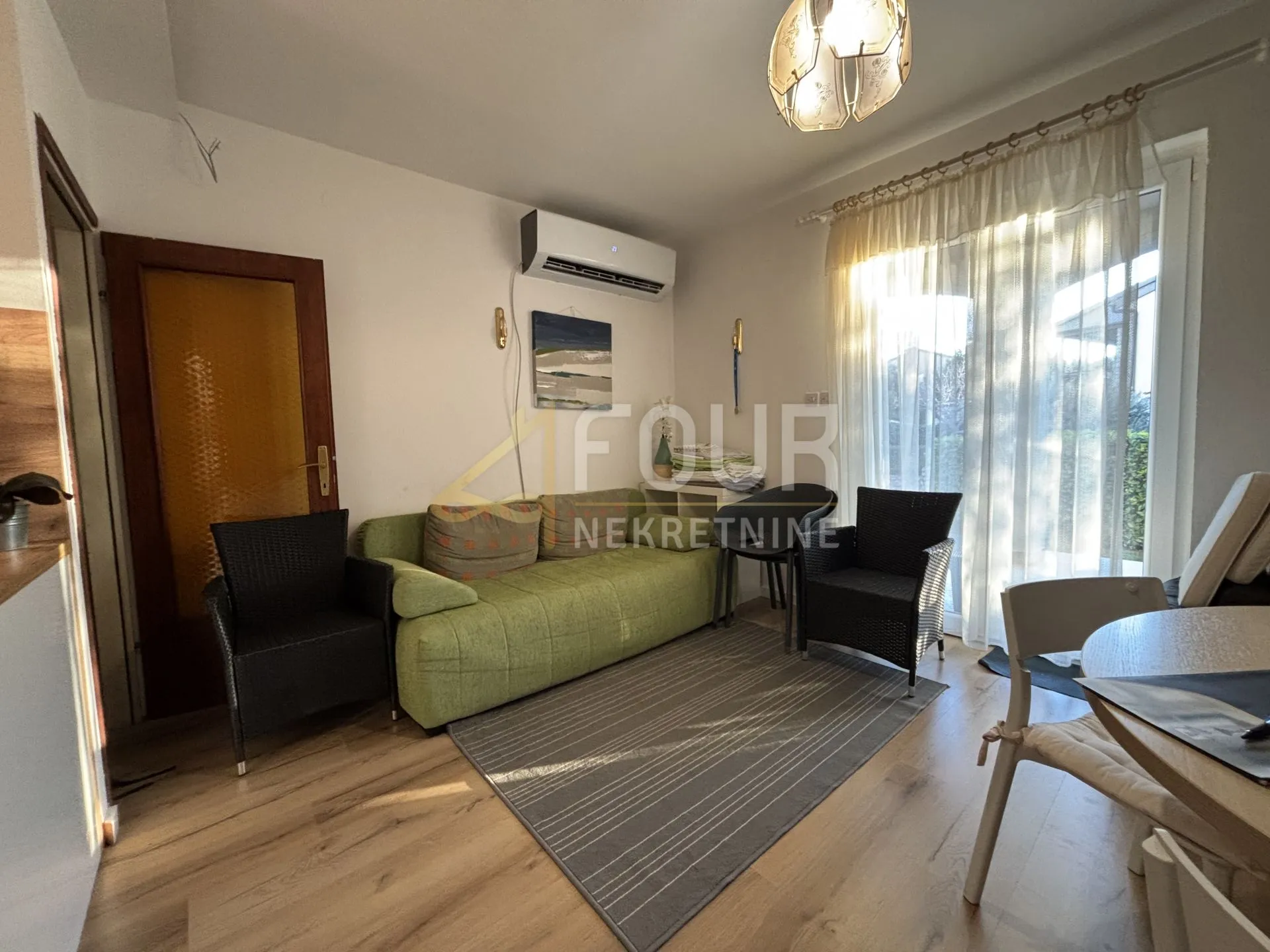 Otok Krk, grad Krk, dvojna kuća s 2 stana