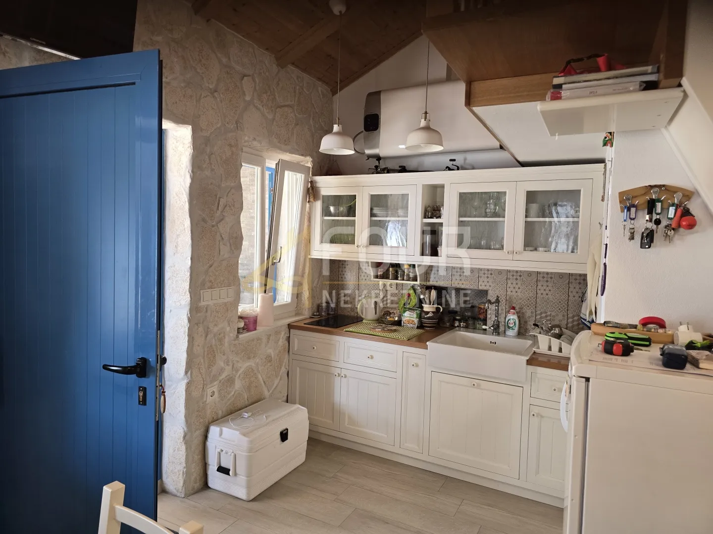 otok cres, mala kamena kuća - prvi red do mora ! - slika 3