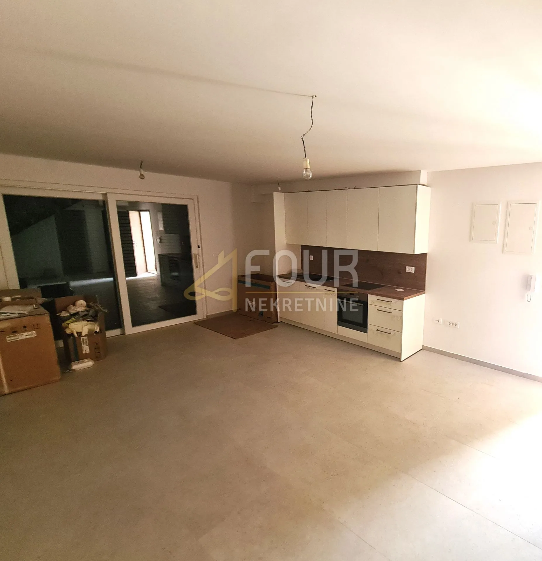 cres - centar, dvoetažni stan 131.88m2, okućnica 104m2 - slika 7
