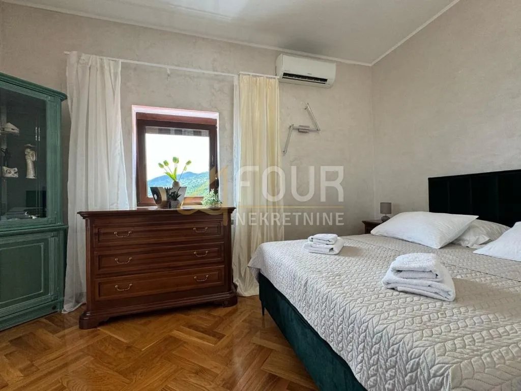 najam, ičići, 3s+db, 130m2, lođa, pogled na more, zajednički bazen - slika 8