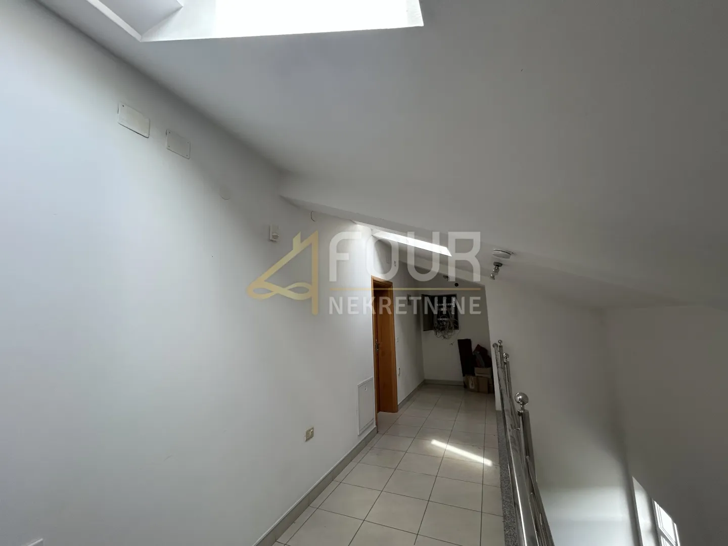 novi vinodolski, 158.54m2, u naravi 2 stana, 2 balkona, 50m od mora! - slika 10