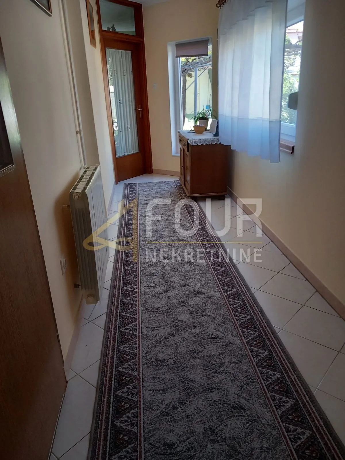 istra, pula, kuća s garažom, dodatnim apartmanom i dvorištem - slika 26