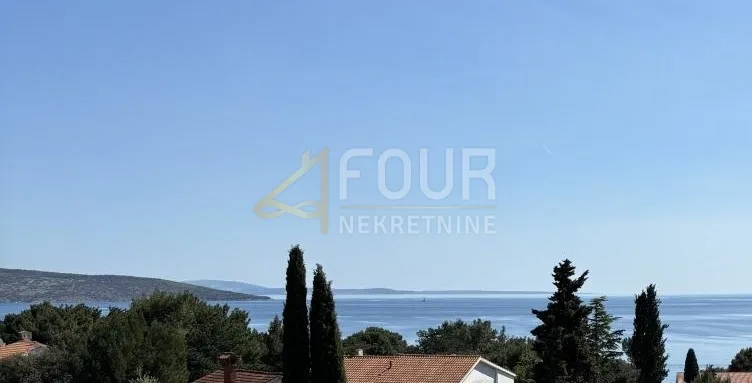 Otok Krk, grad Krk, dvoetažni stan, blizina mora - izuzetna pozicija!