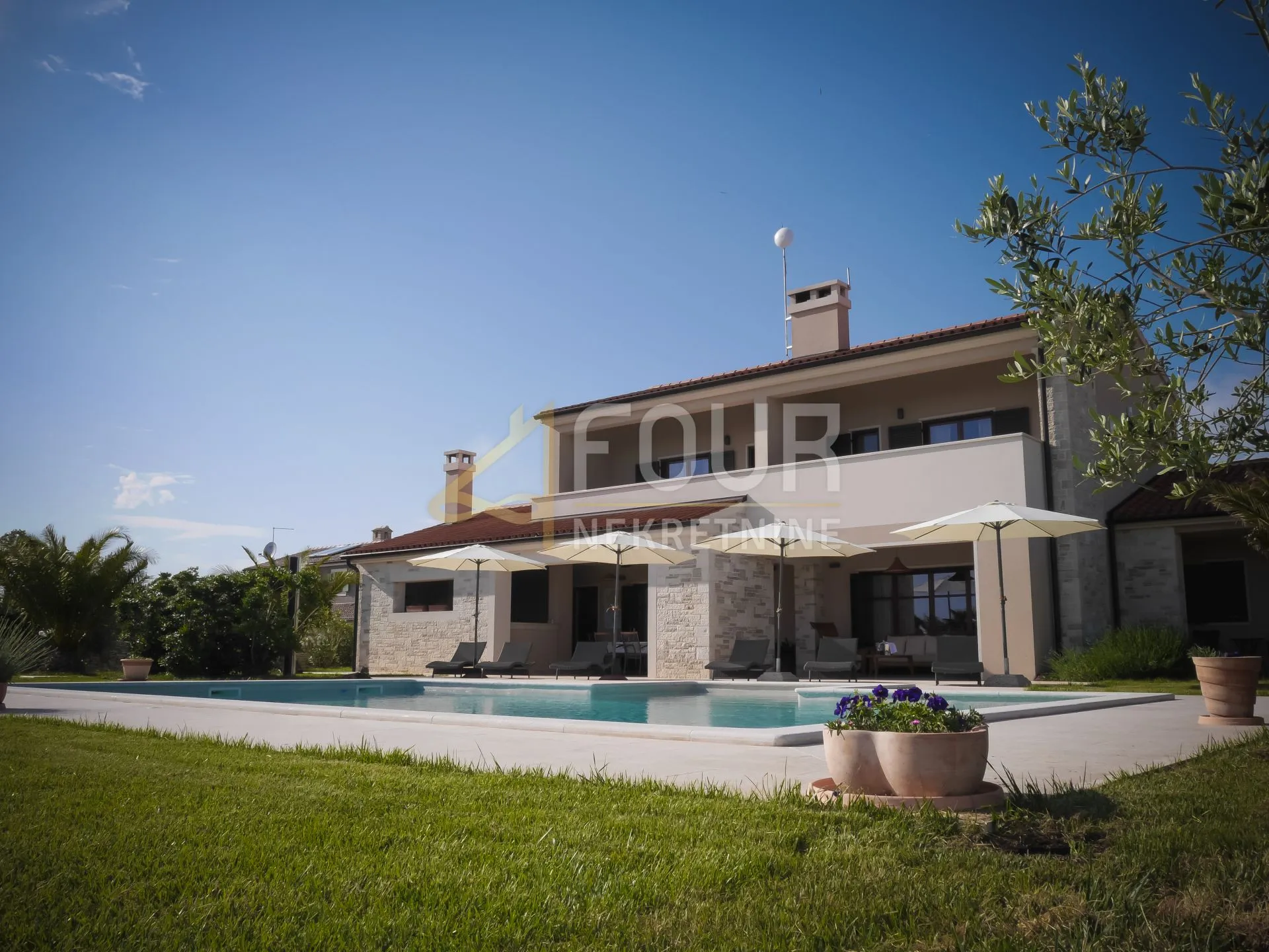 istra, svetvinčenat, luksuzna vila s bazenom - slika 11