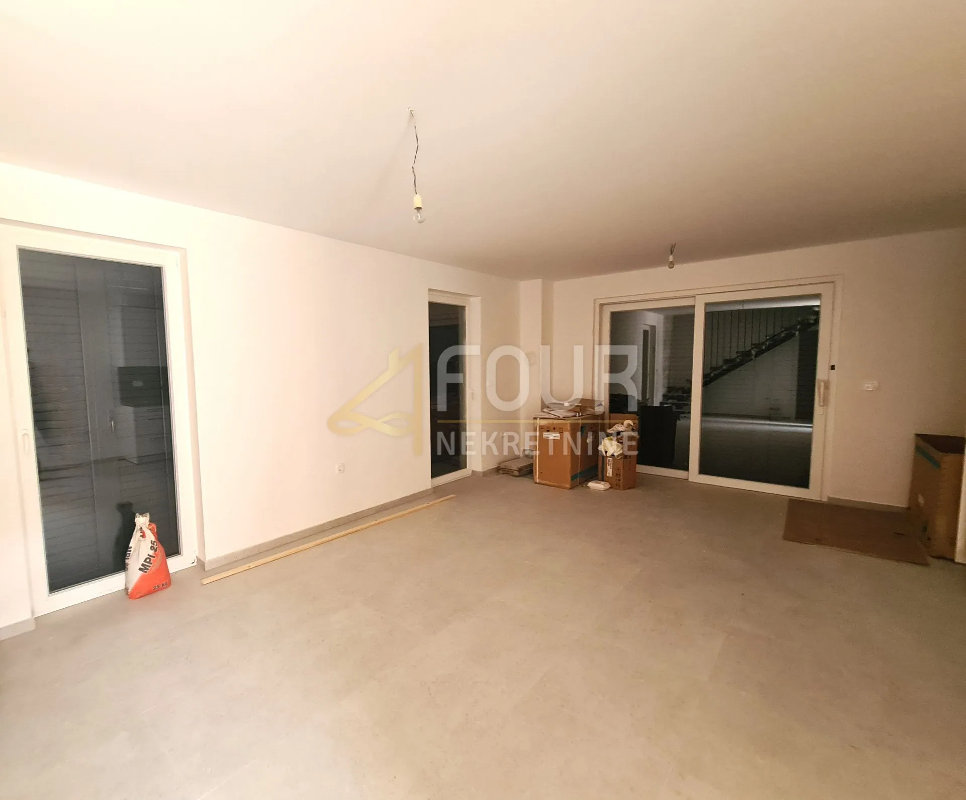 cres - centar, dvoetažni stan 131.88m2, okućnica 104m2 - slika 8