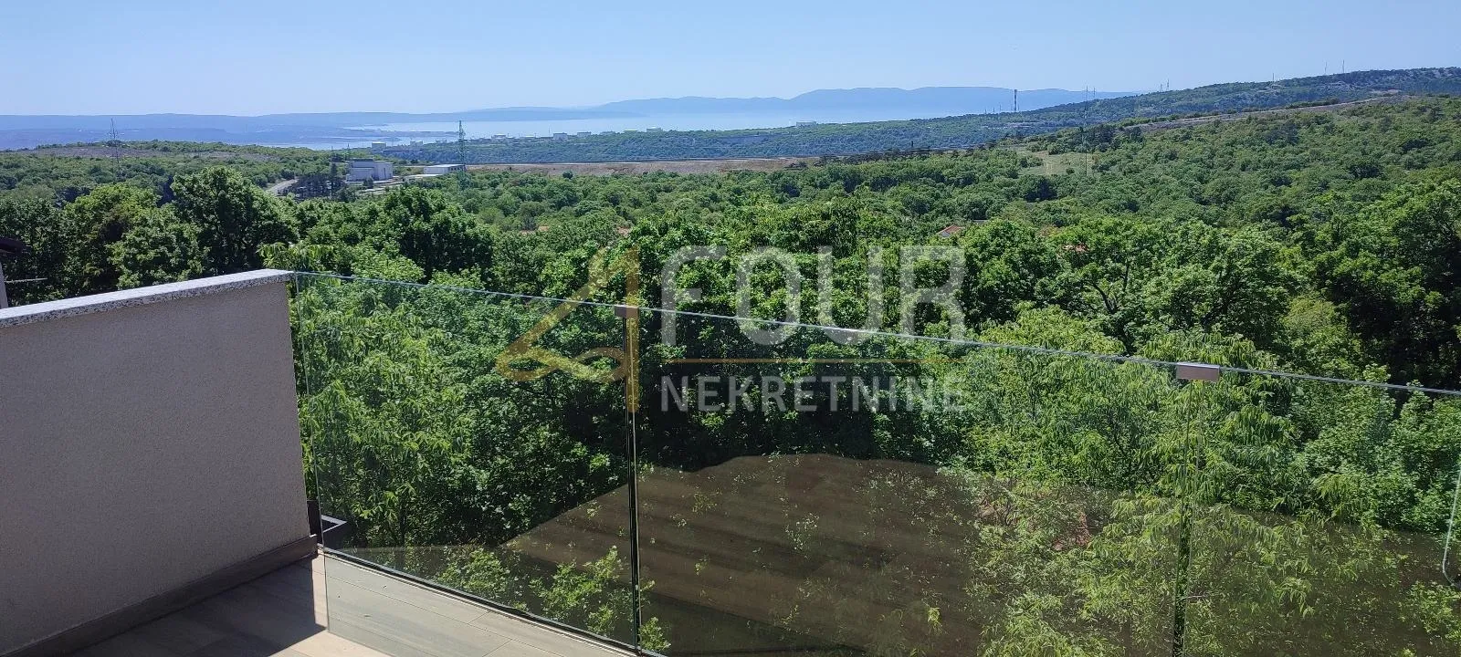 krasica, 292m2, dizajnerska kuća s garažom i uređenom okućnicom - slika 24