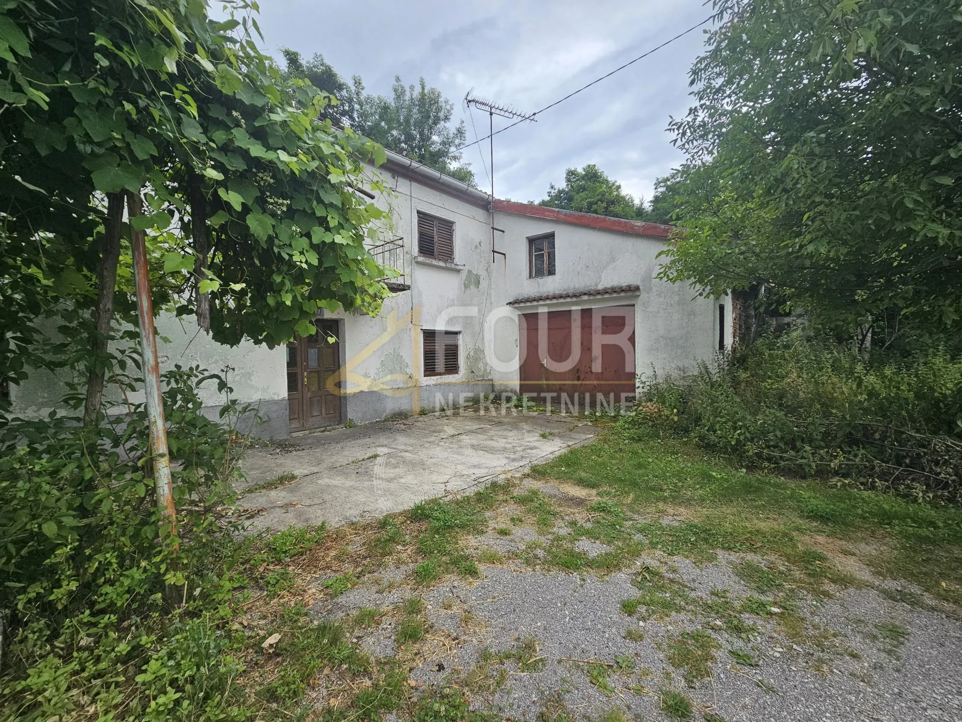 Klana - okolica, kuća + gospodarski objekt/garaža,