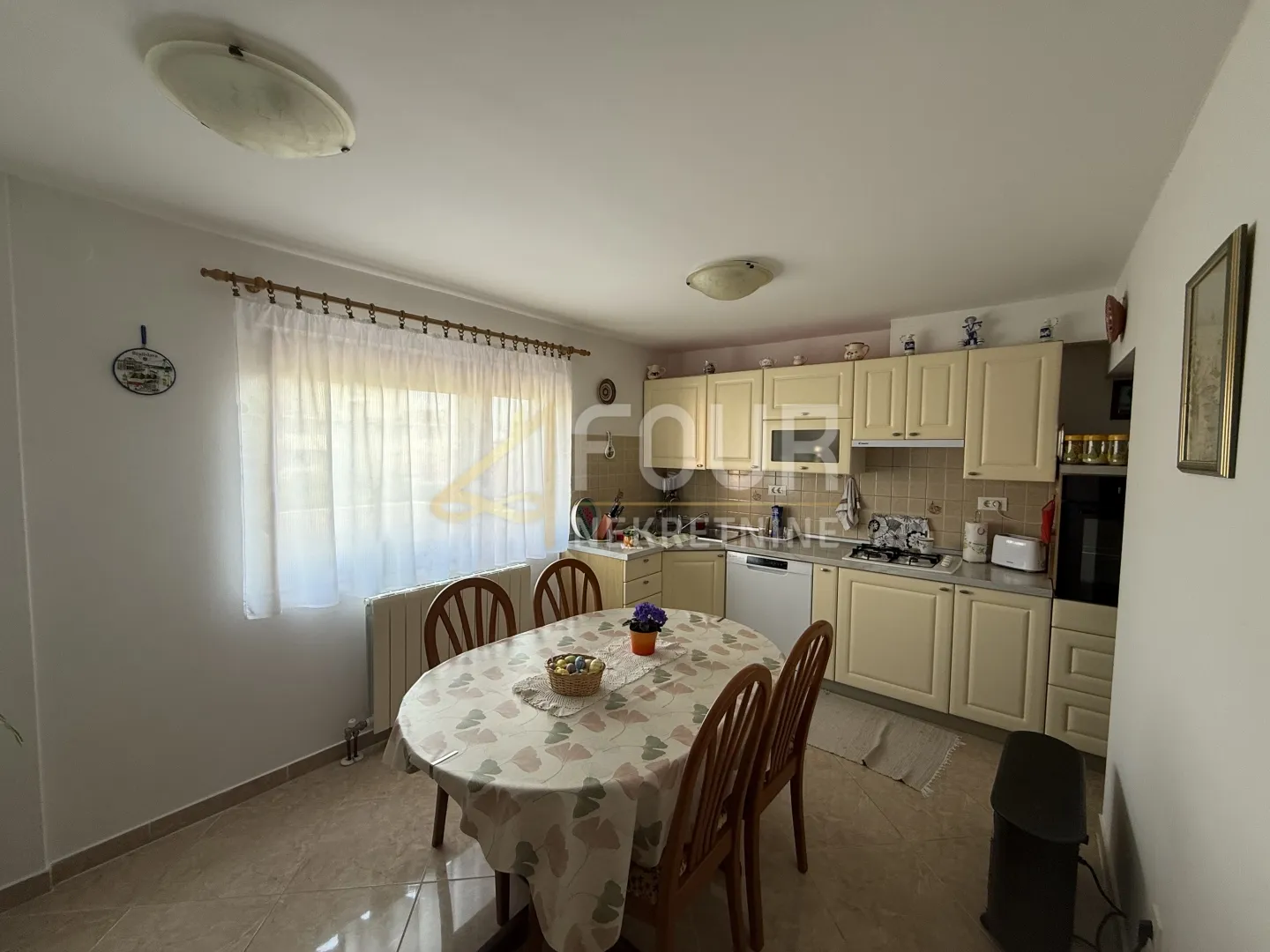 istra, pula, kuća s garažom, dodatnim apartmanom i dvorištem - slika 2