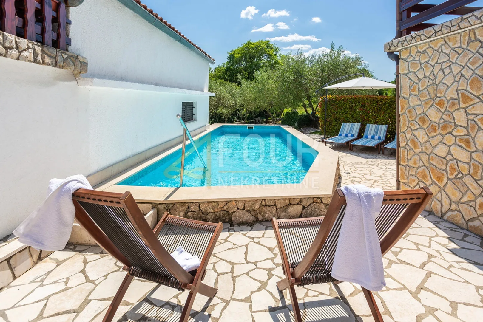 Otok Krk, Vrbnik - okolica, samostojeća kuća s bazenom