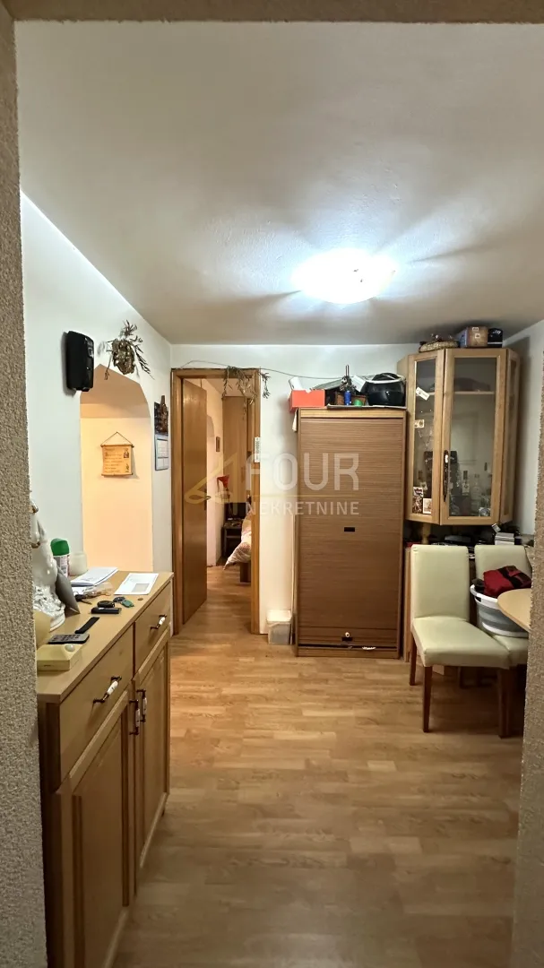 kostrena, dva stana s terasom, garažom i okućnicom - slika 8