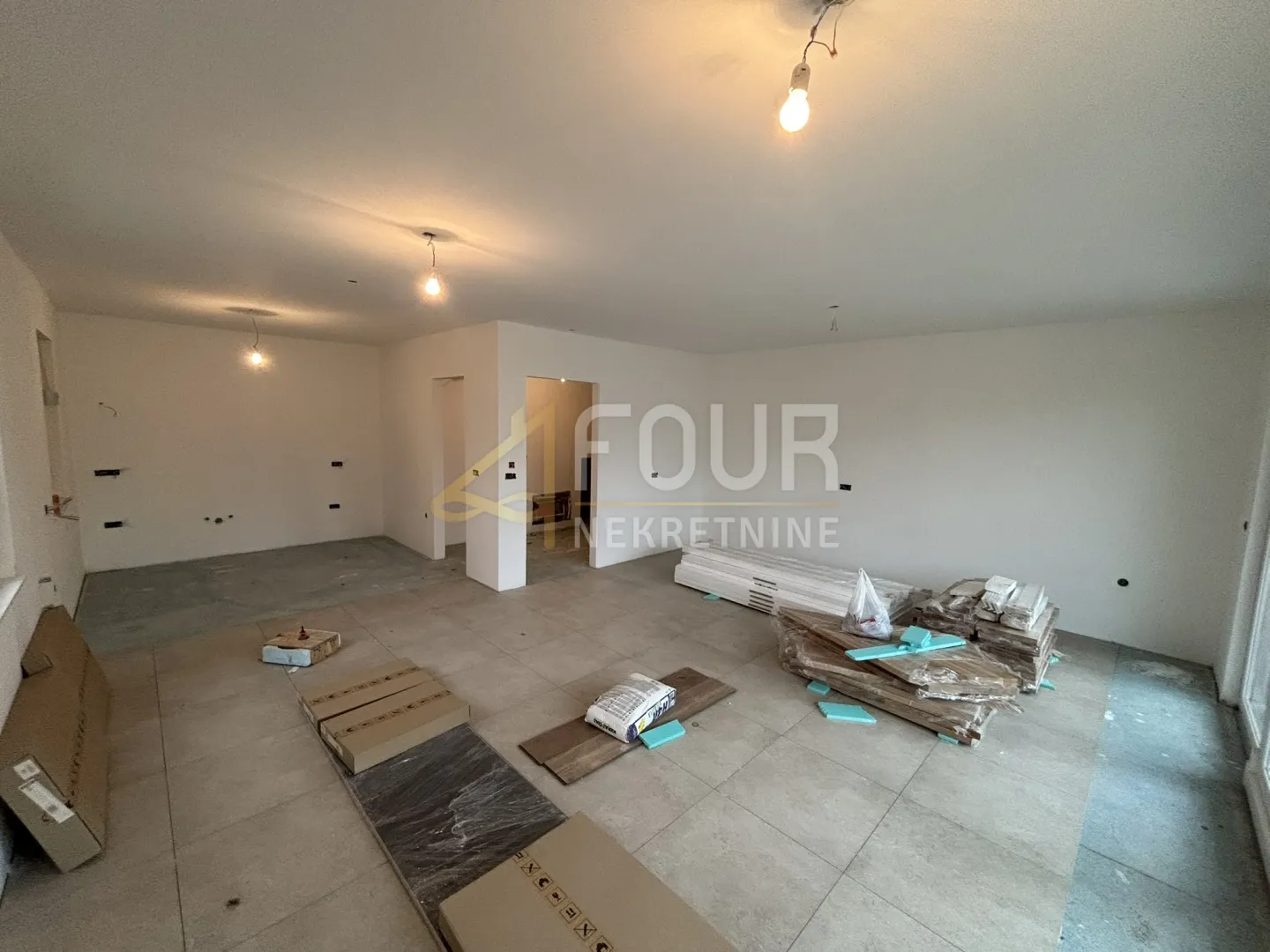 Kastav, 3s+db - višeetažni, 120m2, krovna terasa, okućnica