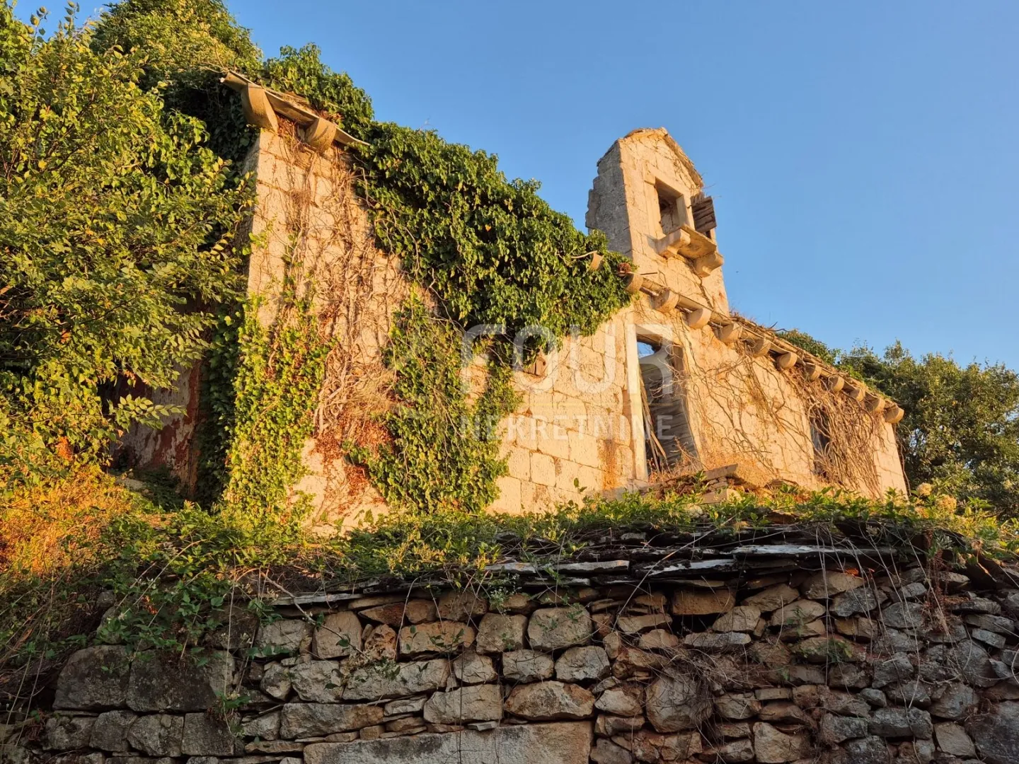 Otok Brač, Nerežišće, stara kamena kuća - Nerežišća