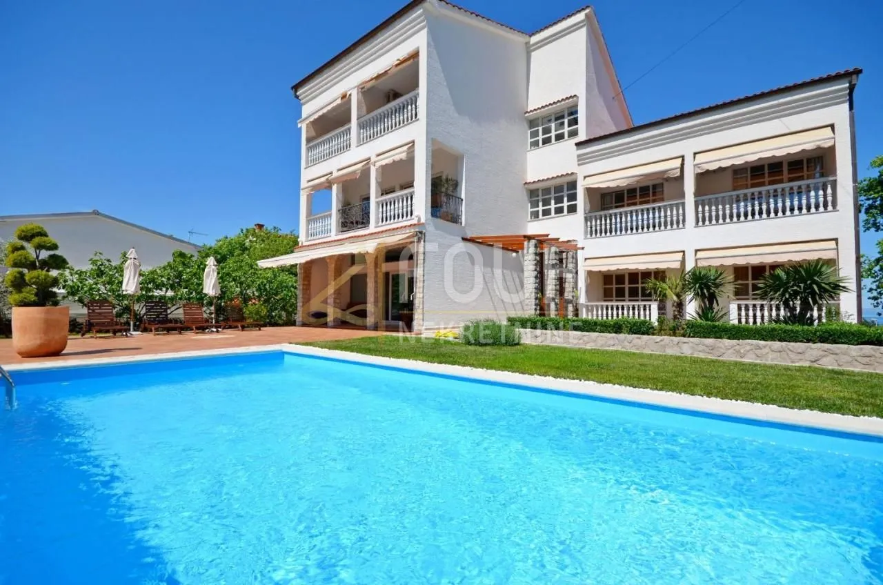 otok krk, malinska, kuća s bazenom i 9 apartmana - slika 2