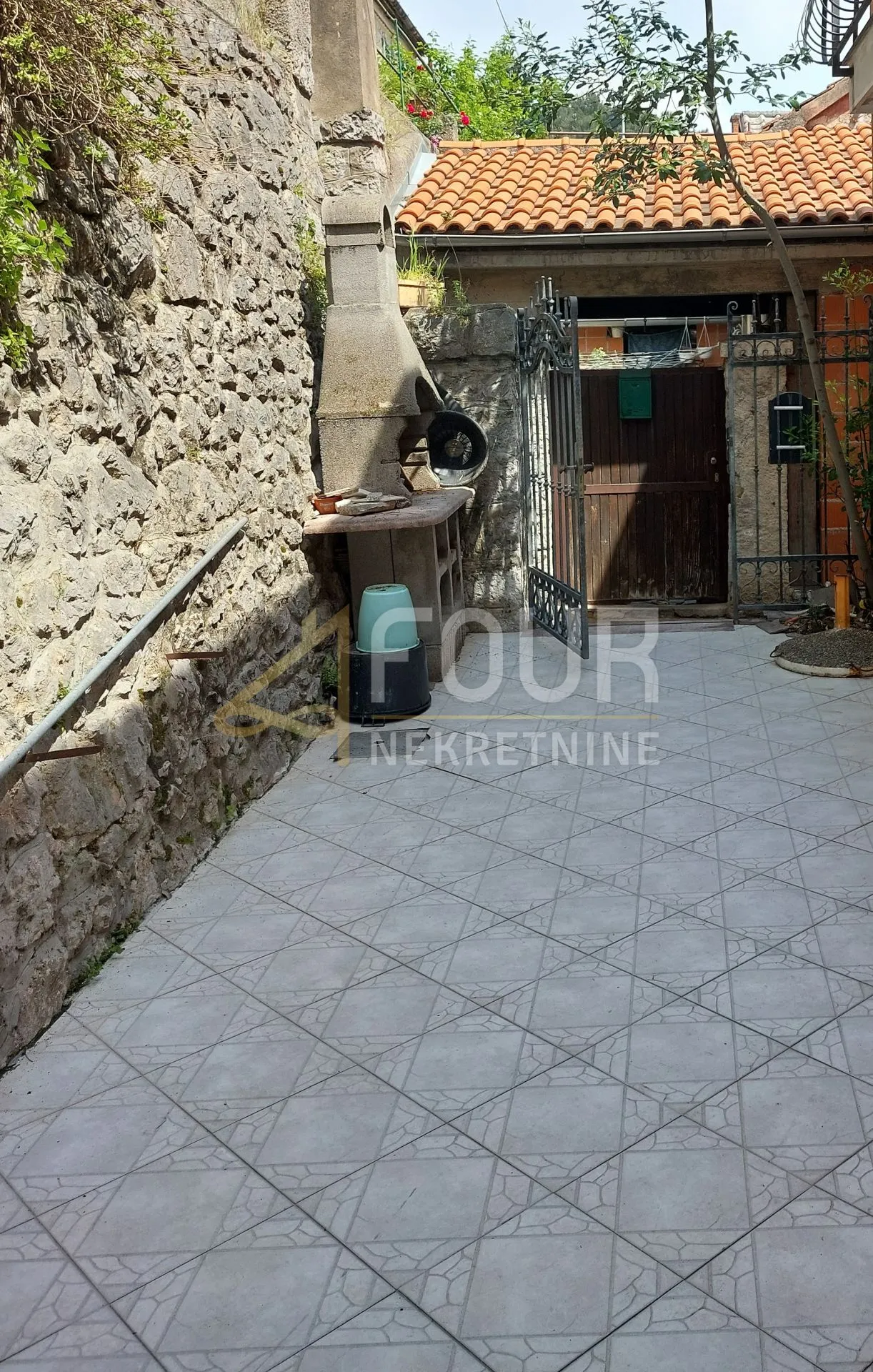 rijeka, škurinje, adaptirana kuća s 3 stana i garažom - slika 17