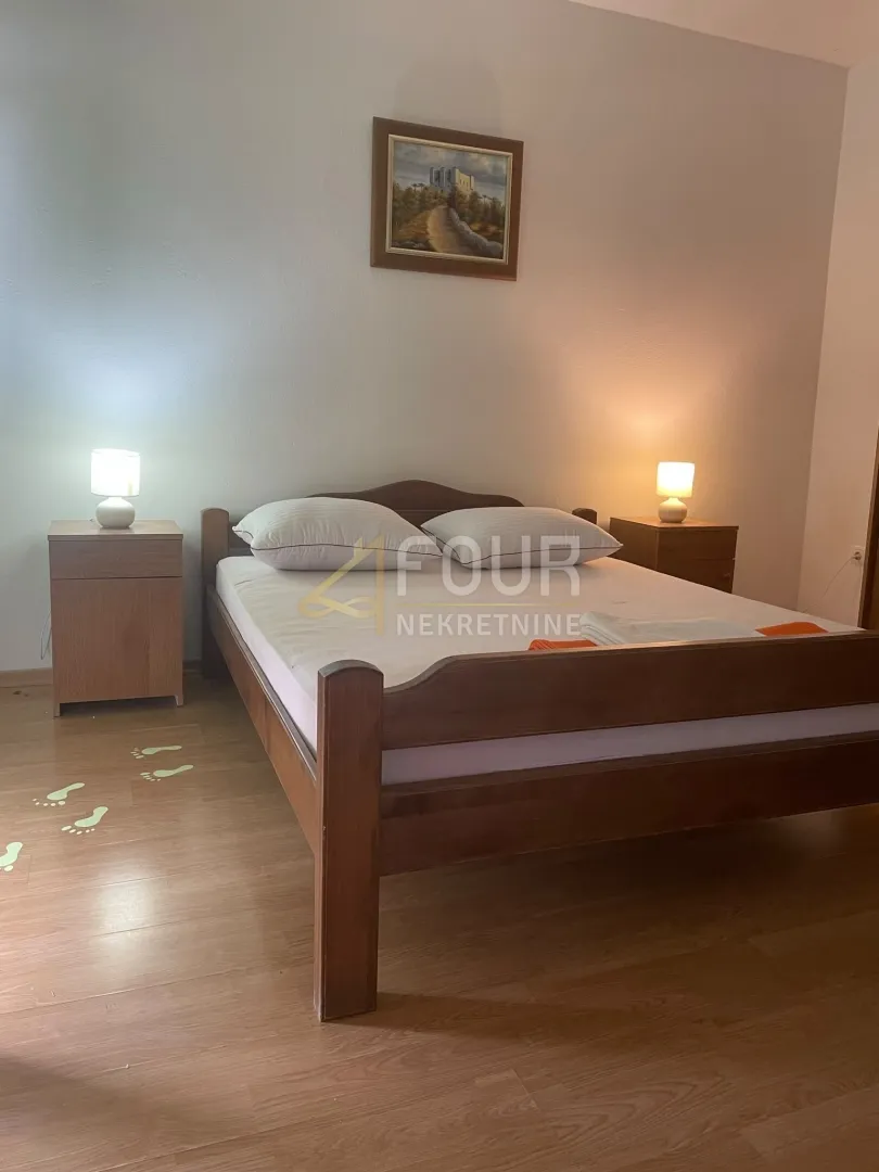 senj, samostojeća kuća s 2 apartmana, okućnica - slika 11