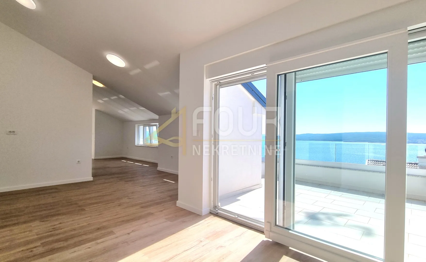 Crikvenica, novogradnja, etaža, 109.97m2, 3s+db, 200m od mora!