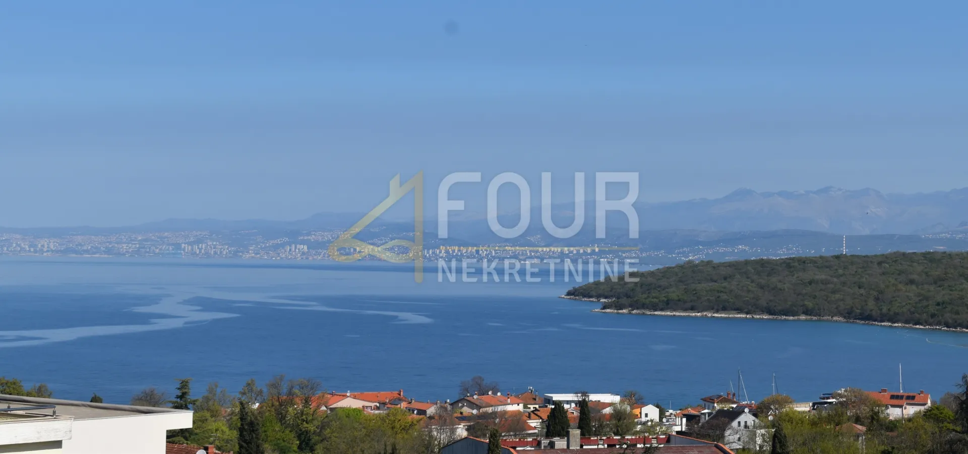 Otok Krk, Njivice, samostojeća kuća, pogled na more - Njivice, Omišalj