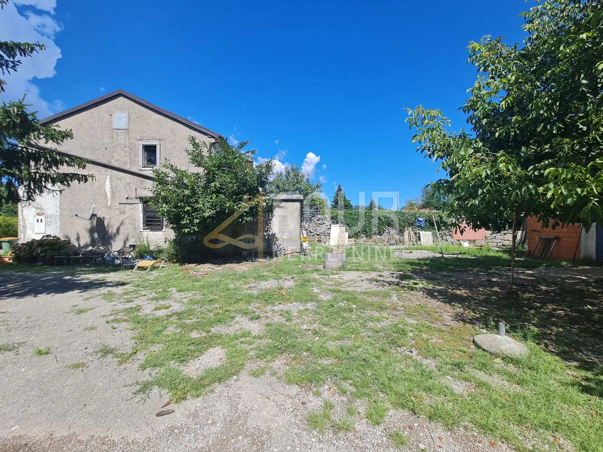 Matulji, zemljište 7.722m2 s postojećim objektom poslovno-stambene namjene