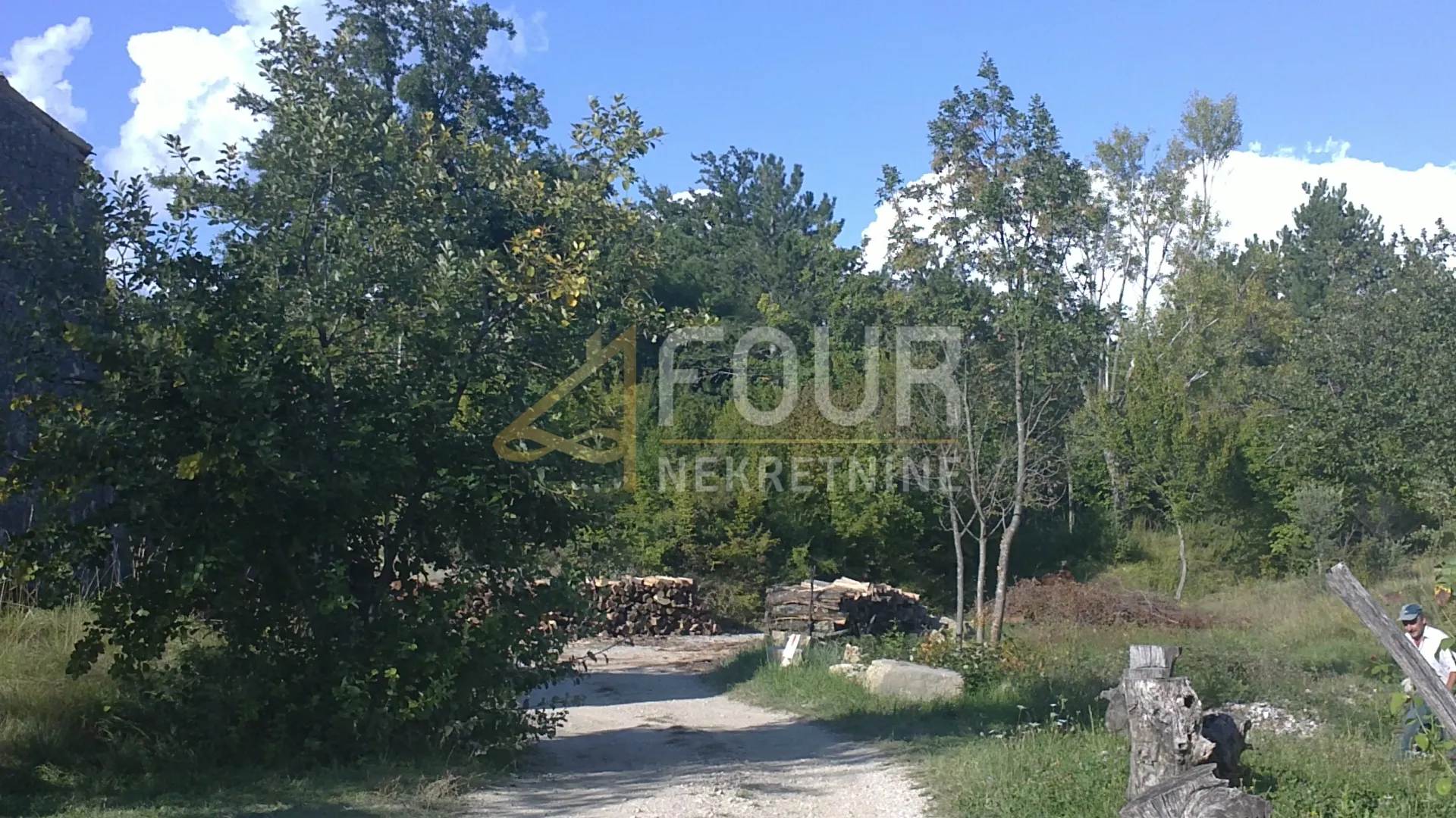 Istra, Hum, zemljište 17.635m2 s dvije ruševine - Hum, Buzet