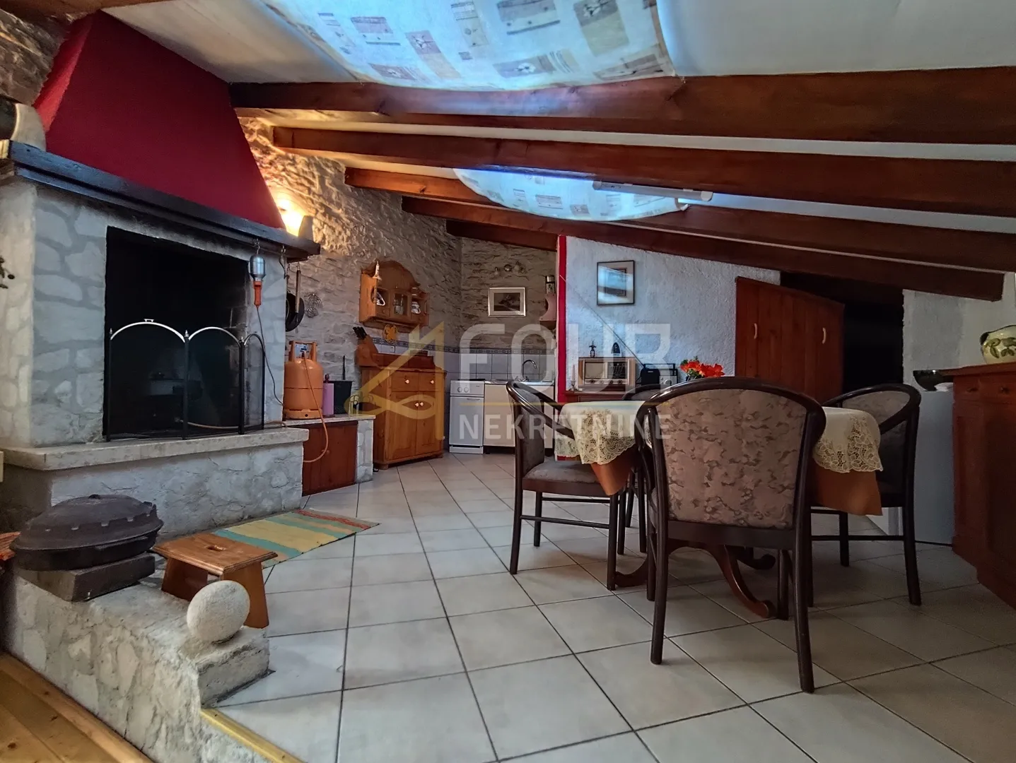 istra, marčana - okolica, autohtona kuća s dva stana 198m2 - slika 17