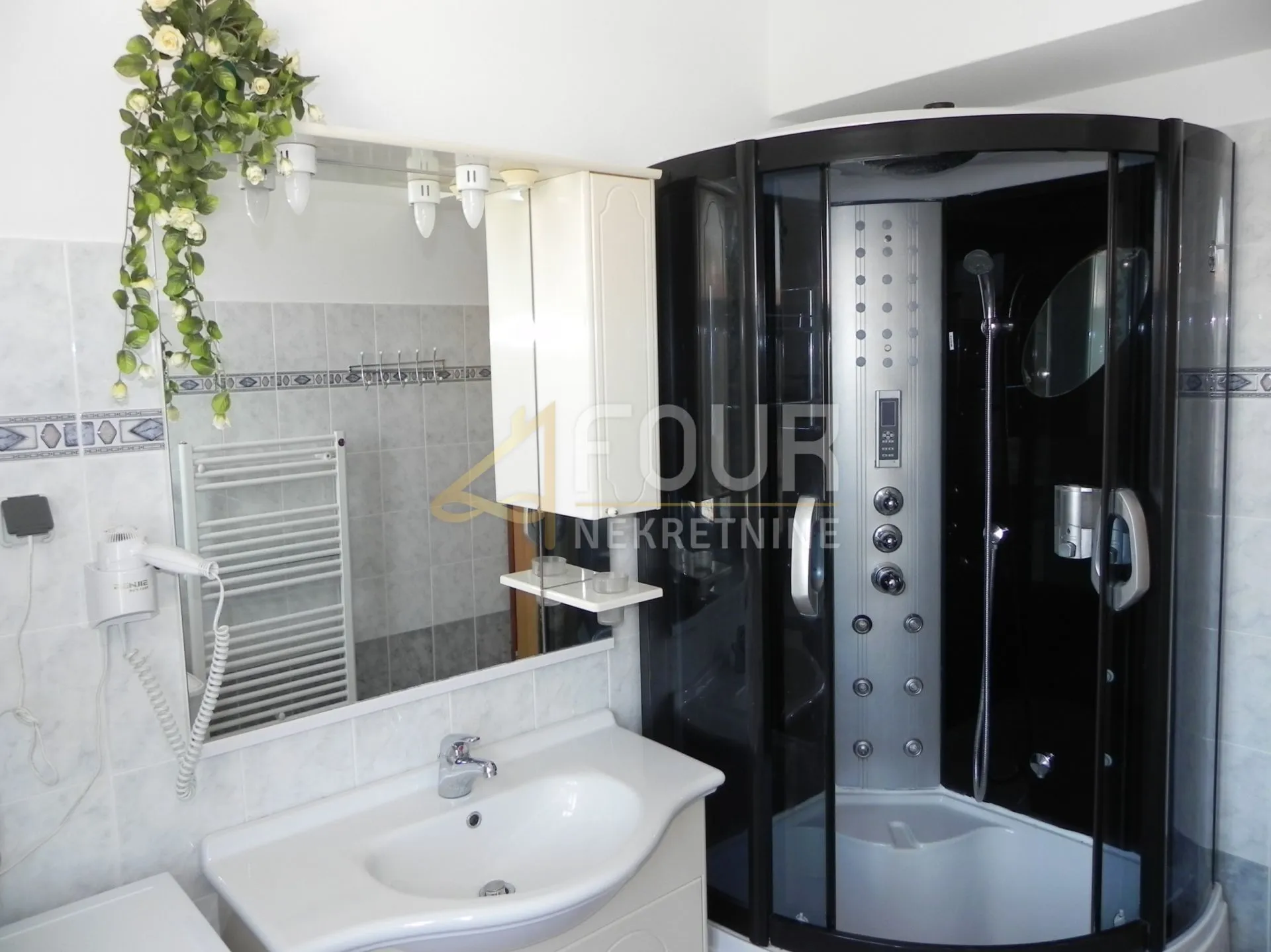 ista, rovinj, etaža s dva stana, 122m2, terasa i balkon - slika 8