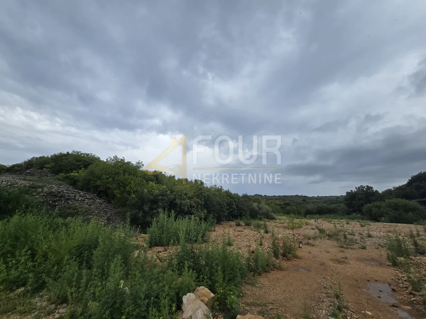 Otok Krk, grad Krk, zemljište, 1.318m2