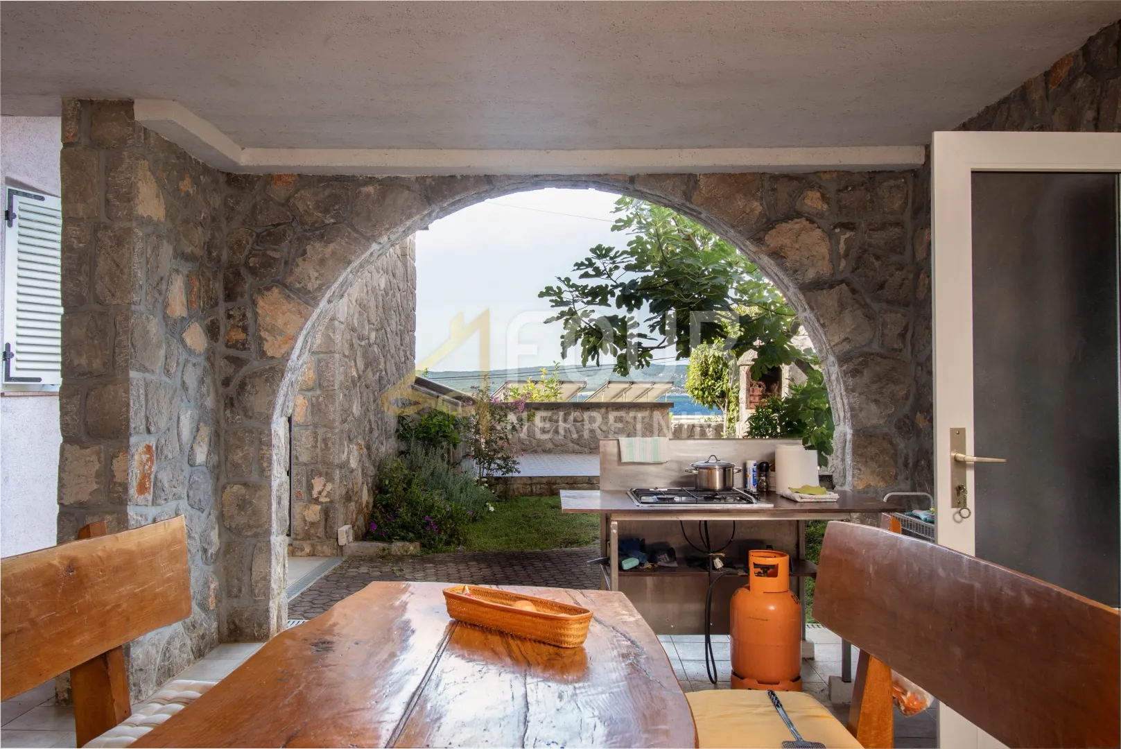 Crikvenica, 140.95m2, 3 stana, okućnica, 50m od mora