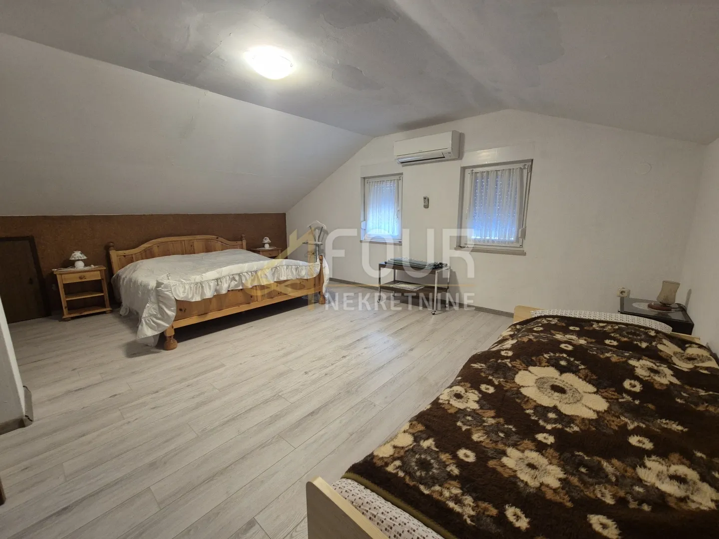 otok krk, dobrinj - okolica, kuća s 4 stana, garaža, velika okućnica - slika 26