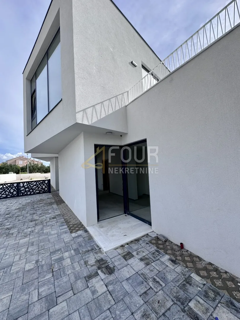 dalmacija, vodice, moderna novogradnja s bazenom - slika 22