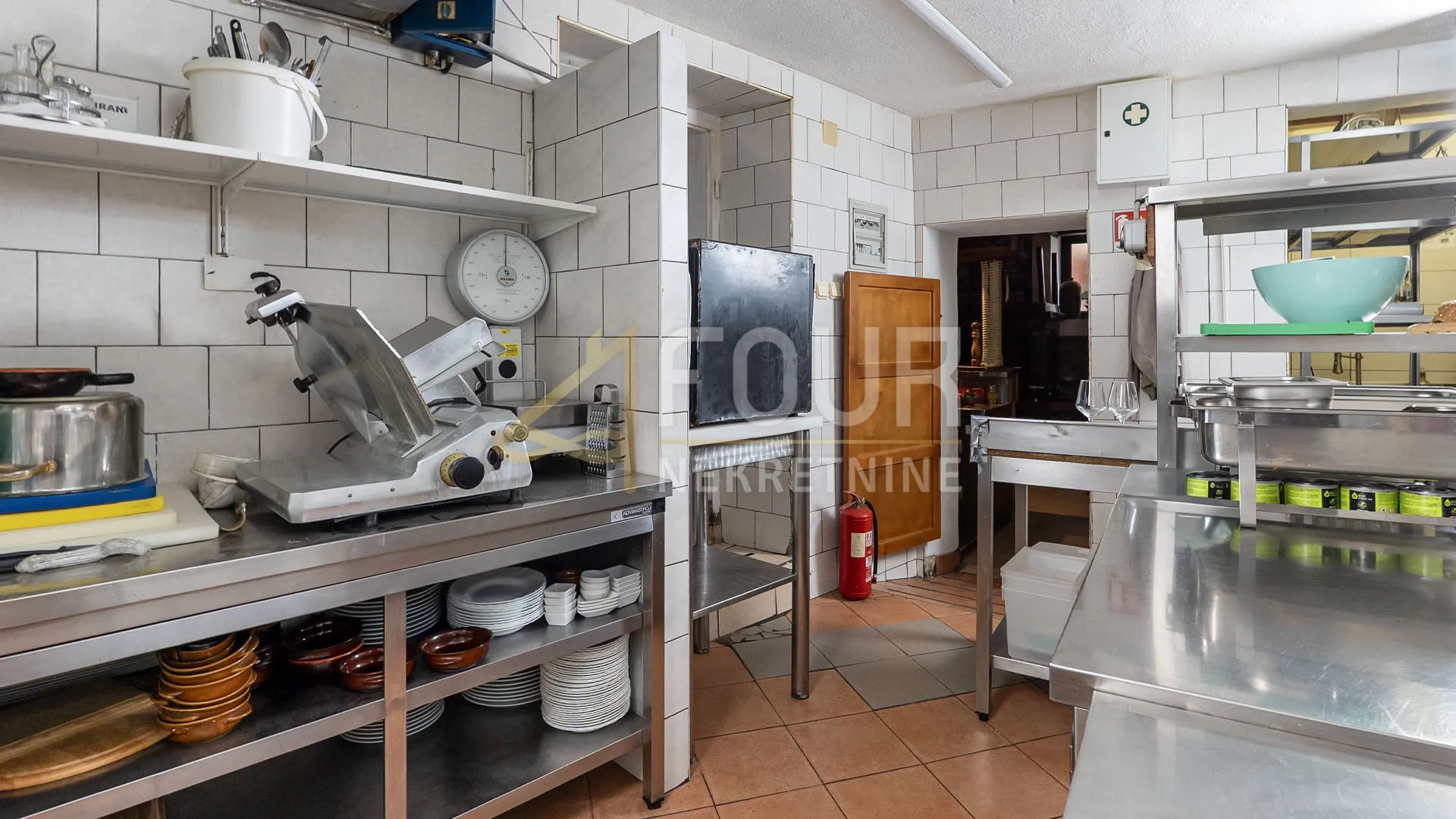 otok cres, grad cres, kuća - restoran + apartmani + stan - slika 6