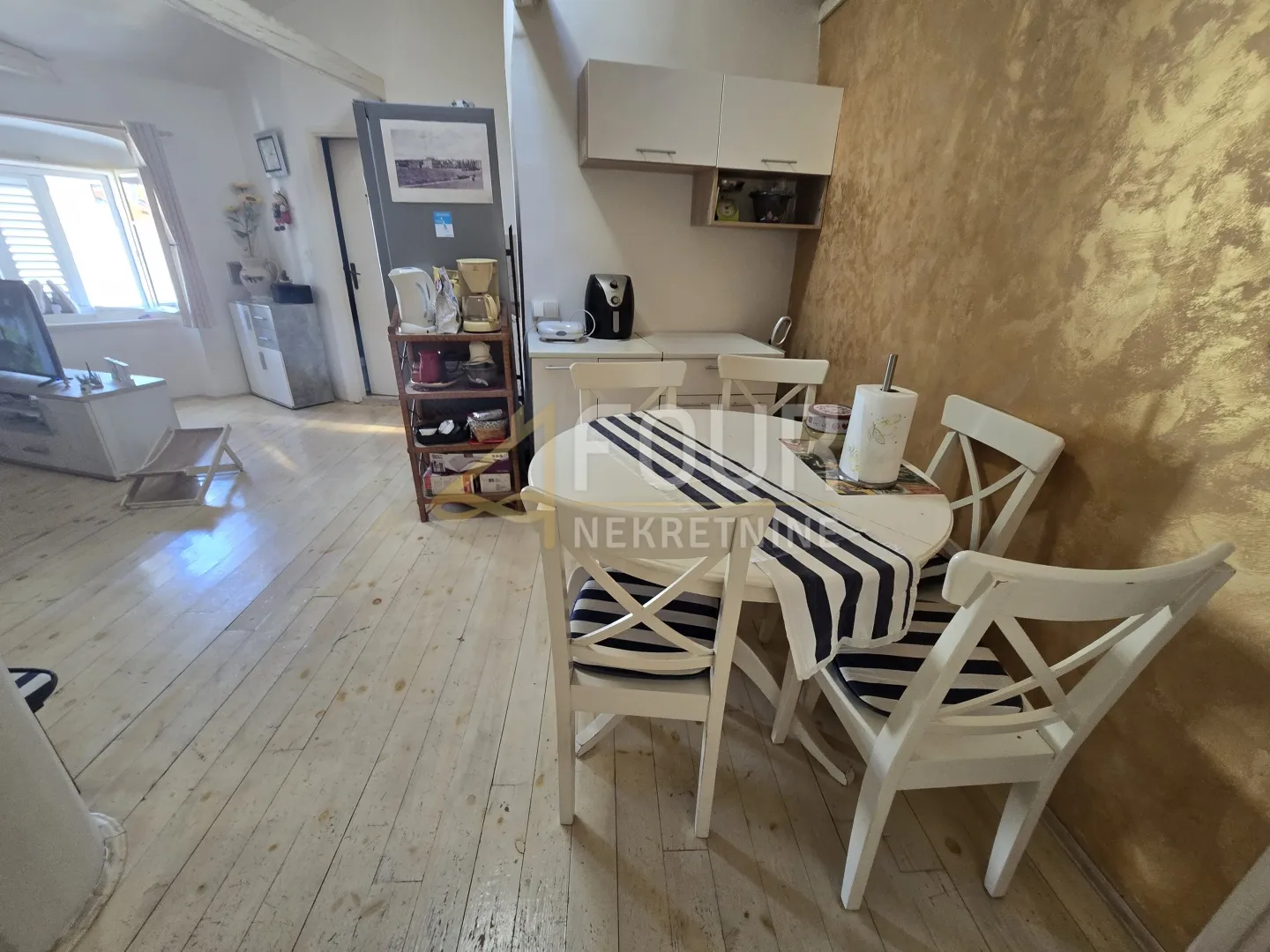 otok cres, grad cres, stan 70m od rive! - slika 3
