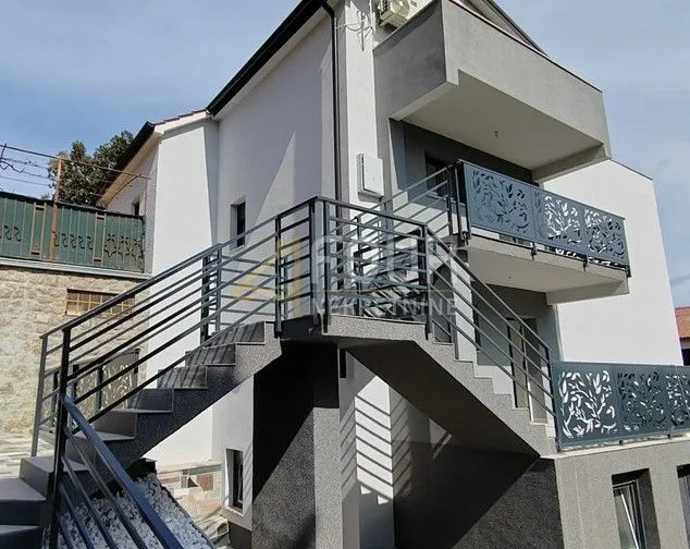Otok Krk, Kornić, adaptirana kuća s 3 stana - Kornić, Krk
