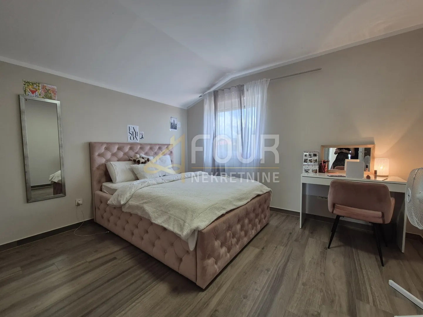 krasica, 292m2, dizajnerska kuća s garažom i uređenom okućnicom - slika 13