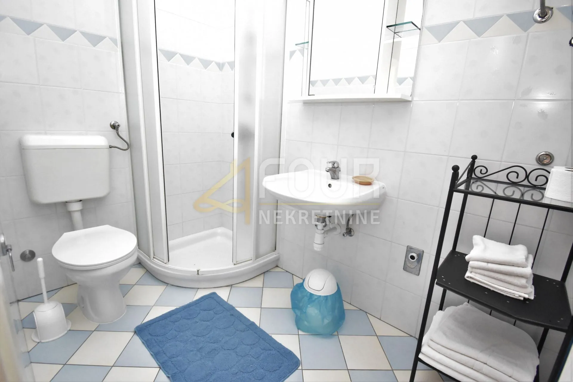 medulin - premantura - vila s 13 apartmana - slika 8