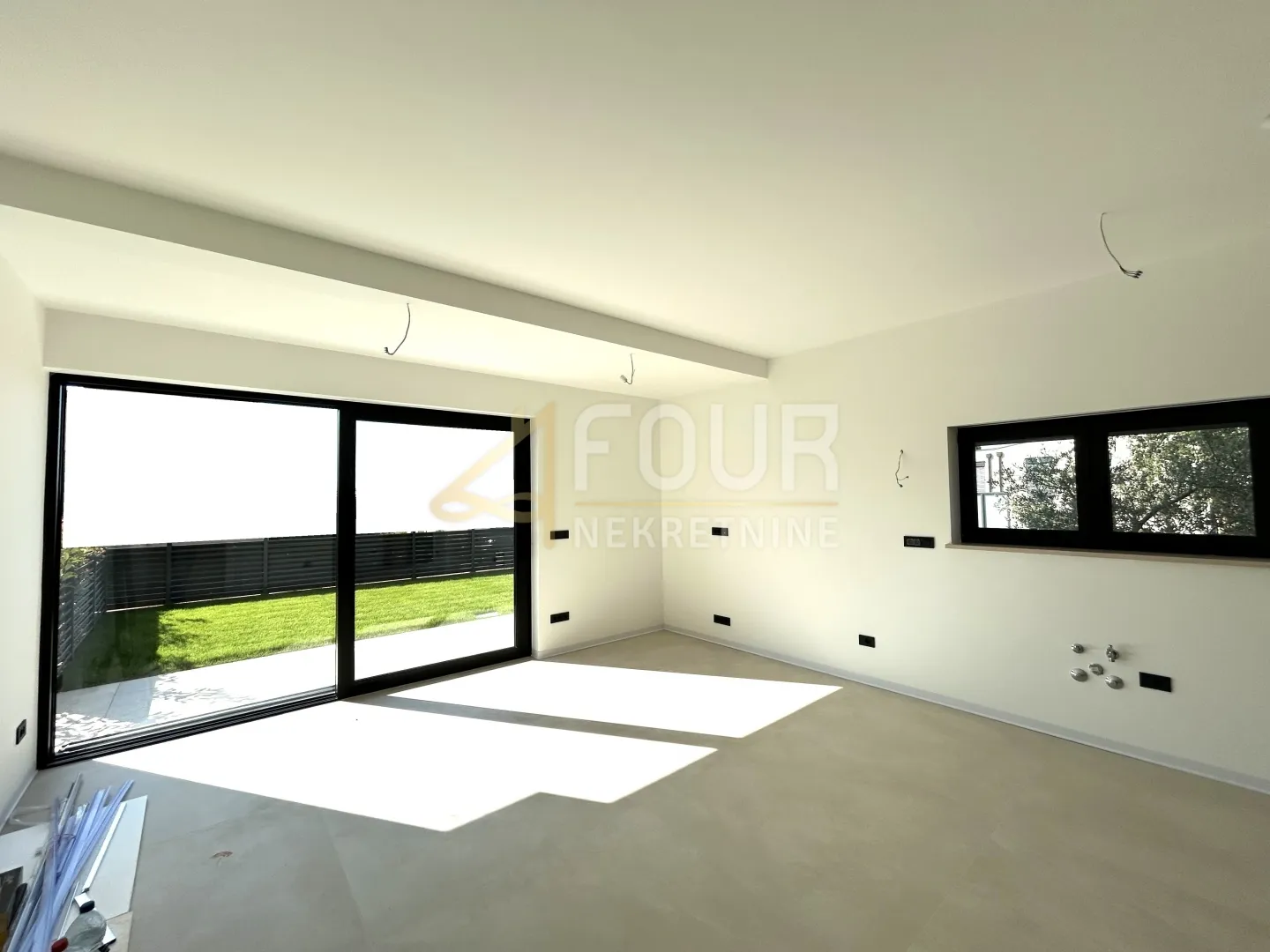 Istra, Poreč, 3s+db, 141.38m2 s okućnicom - novogradnja