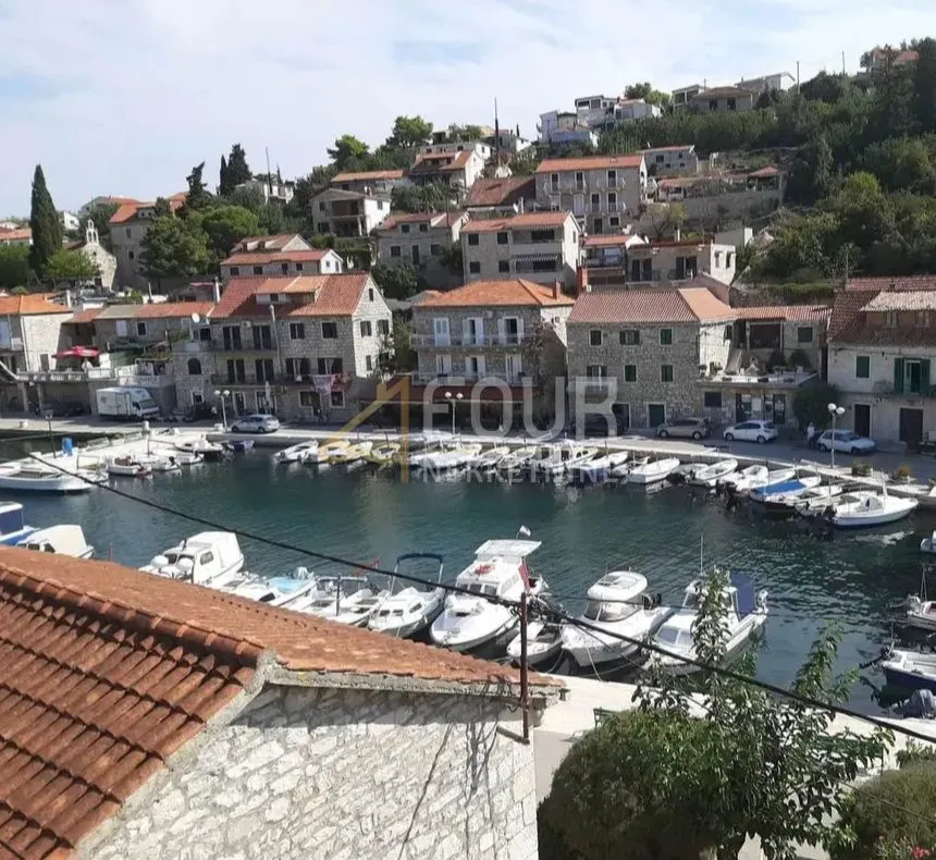 Otok Šolta, kamena starina uz more - Stomorska, Šolta