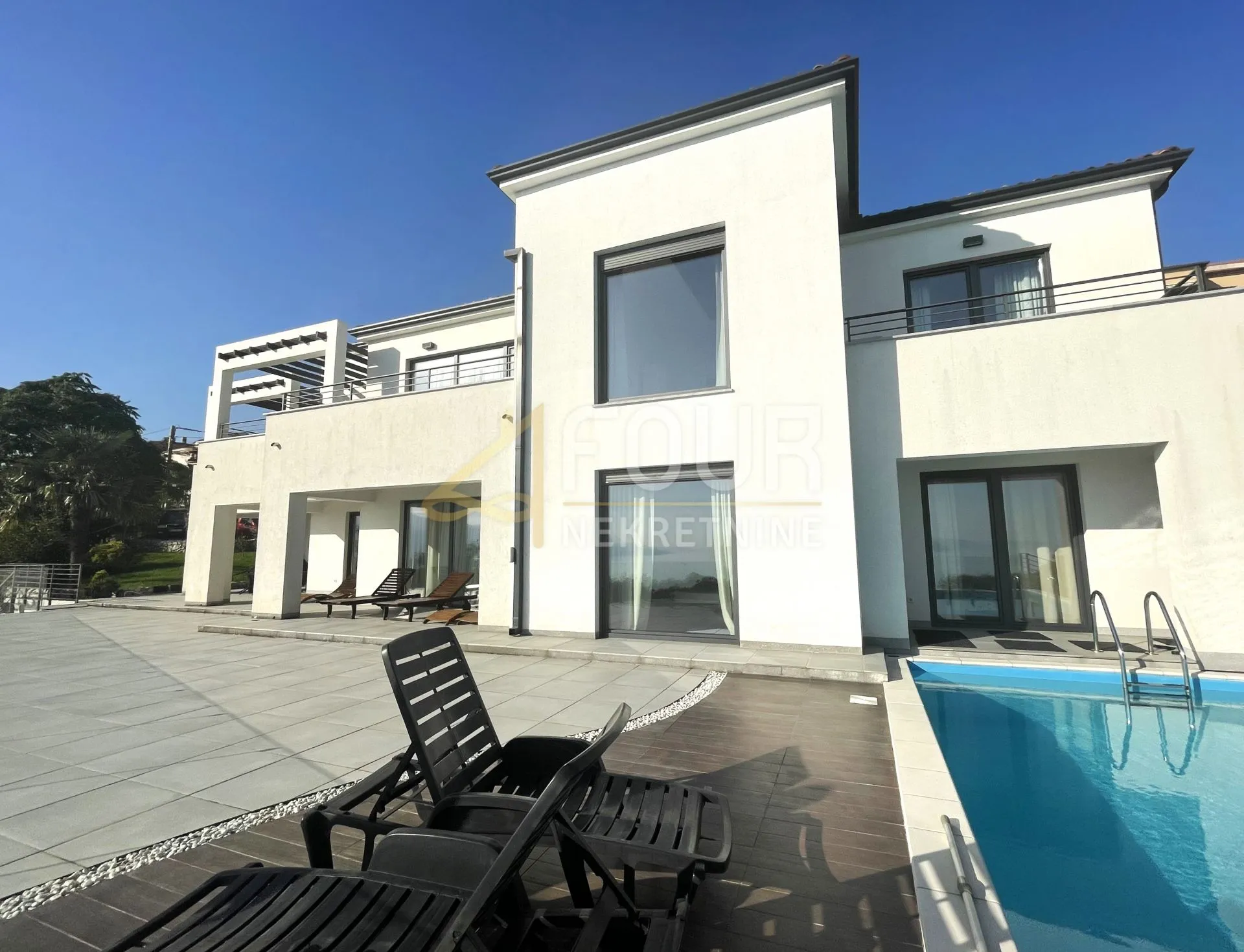Kastav, Martinkovac, vila s tri stana i bazenom, 400m2 - Rijeka
