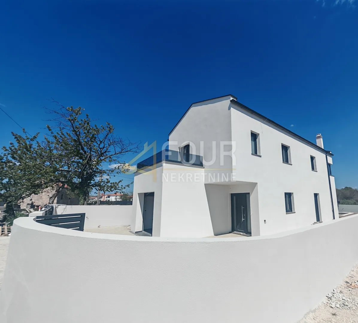 Istra, Svetvinčenat, novogradnja s bazenom, 160m2