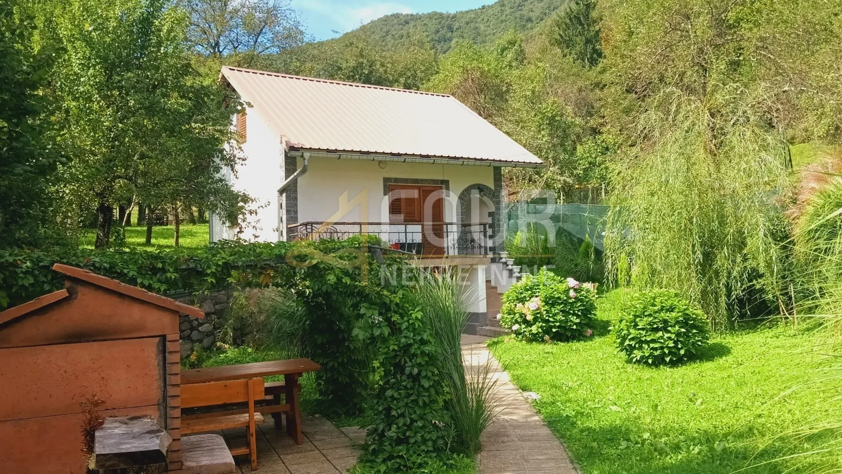 Gorski kotar, okolica Delnica, dvije kuće - Delnice