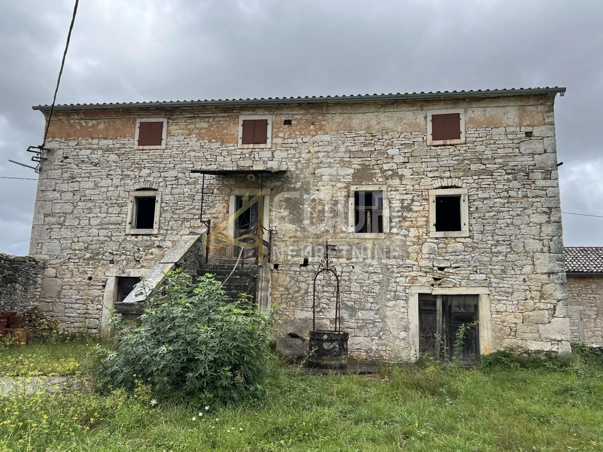 Istra, Svetvinčenat, dvije kamene starine s velikom okućnicom