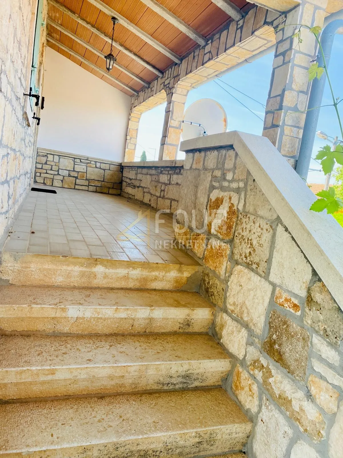 istra, višnjan, dvije kuće, vanjski bazen, garaže, okućnica - slika 21