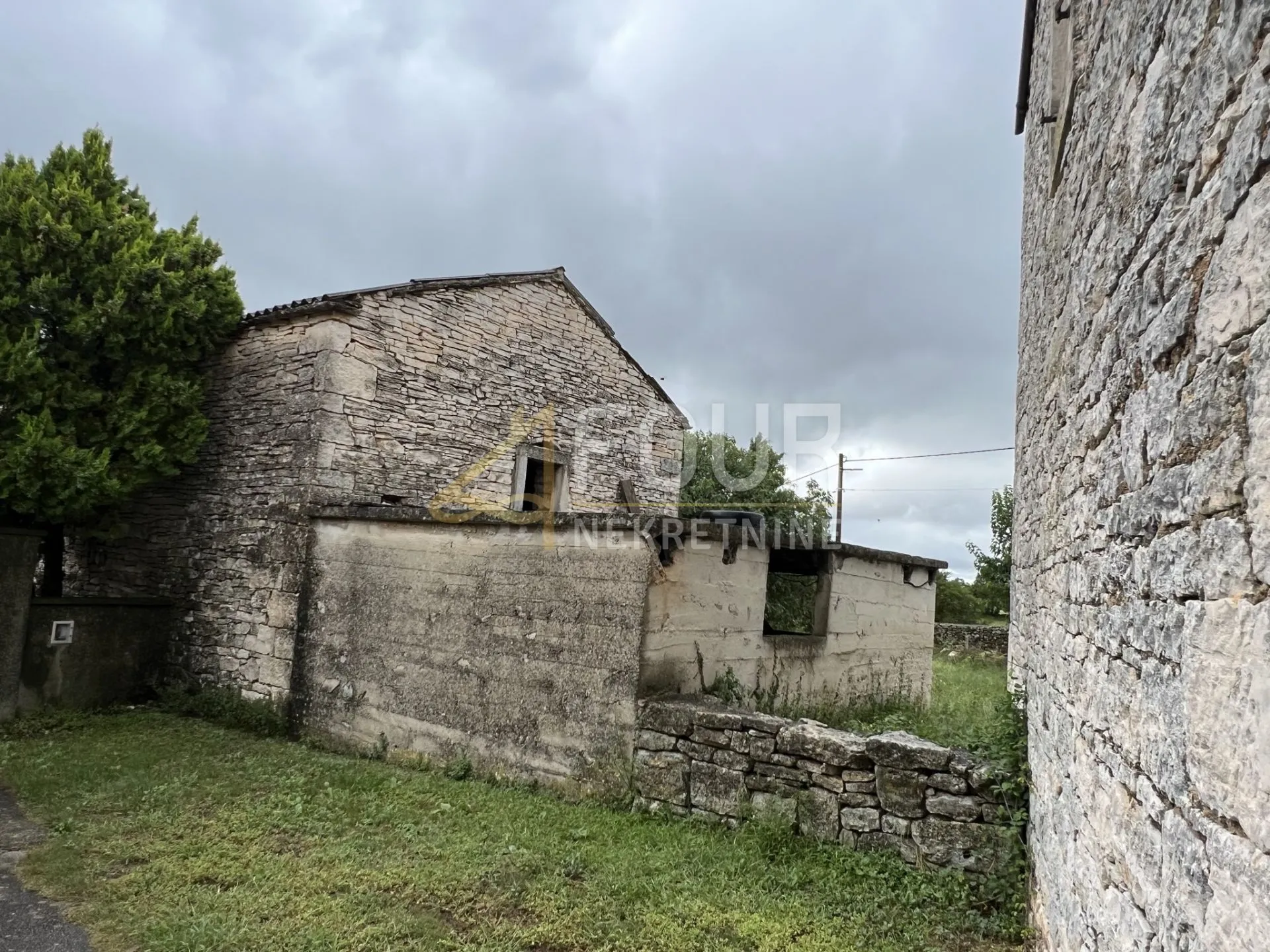 istra, svetvinčenat, dvije kamene starine s velikom okućnicom - slika 5