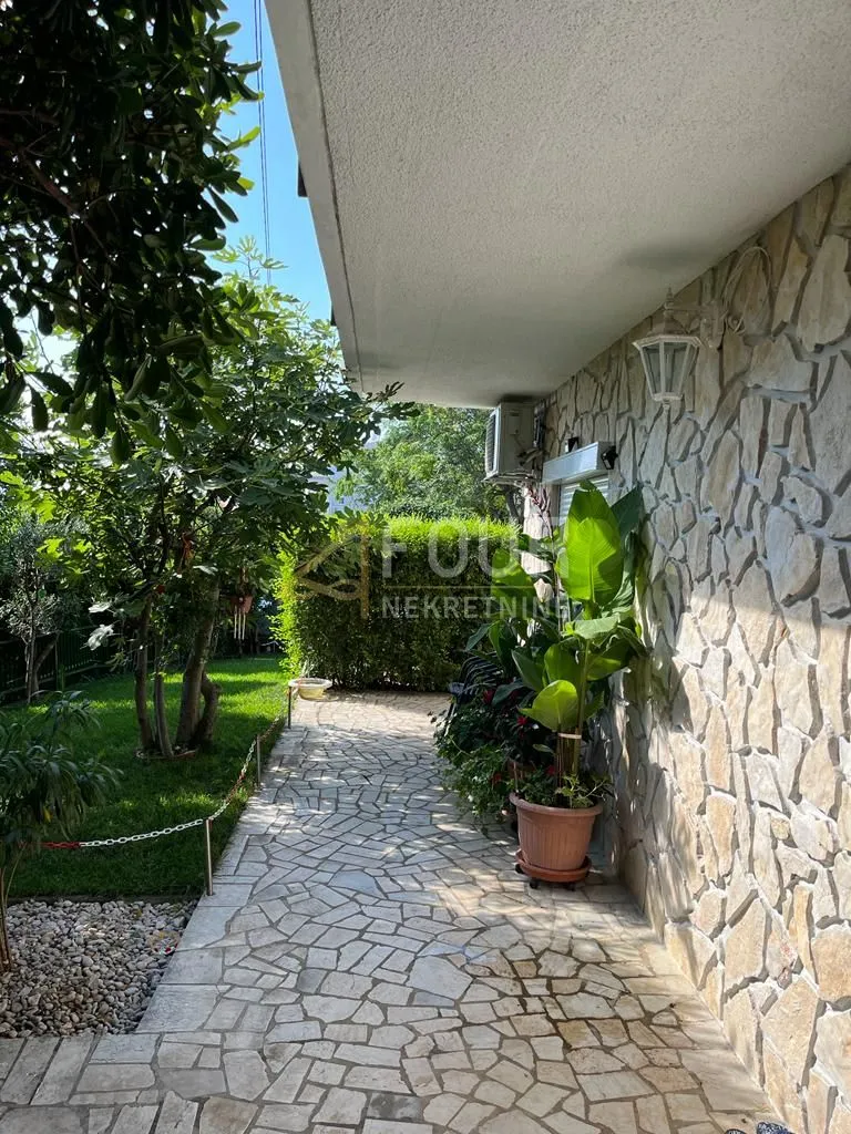 Selce, kvalitetna kuća s 3 stana, 200m od mora - Selce, Crikvenica