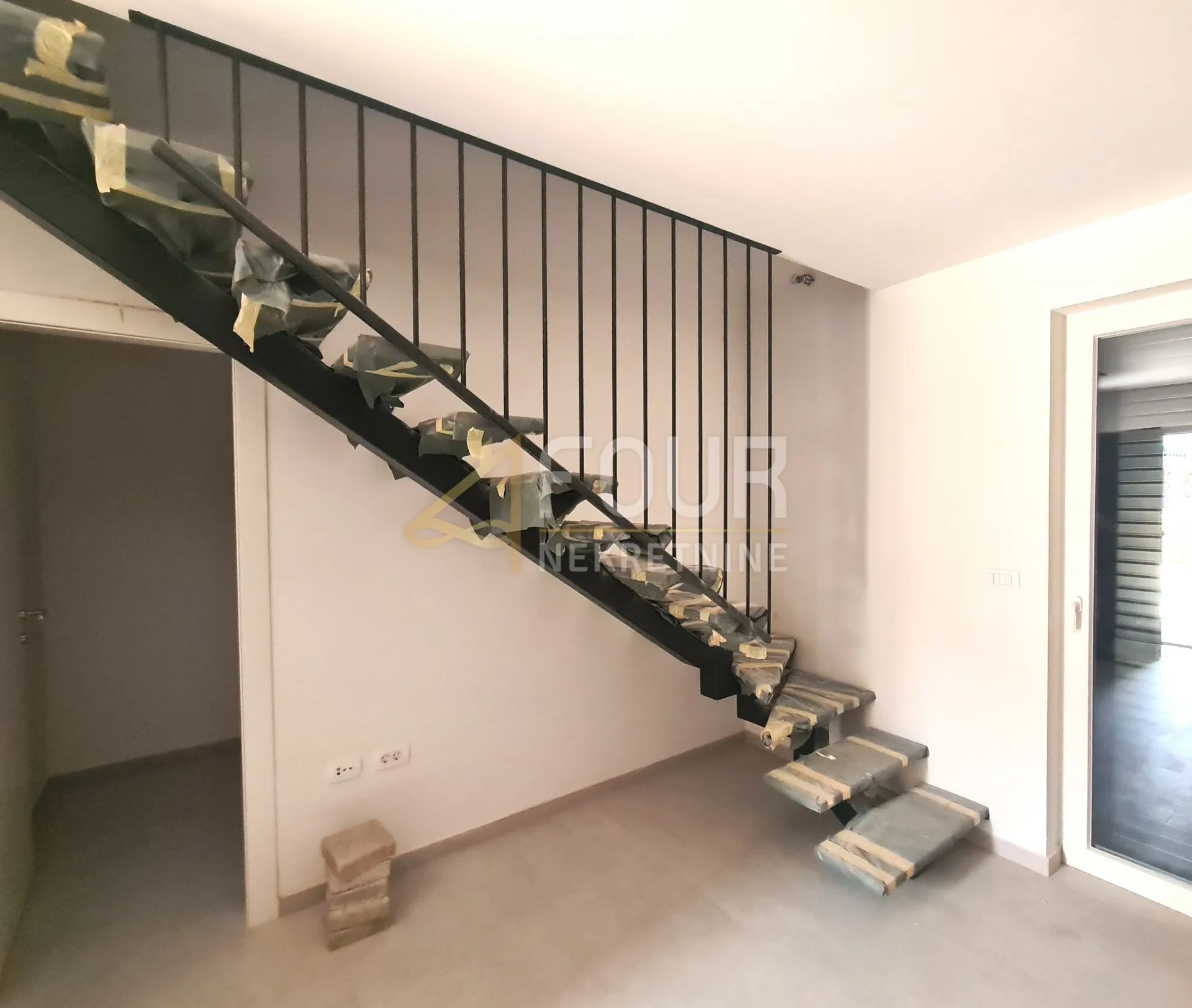 cres - centar, dvoetažni stan 131.88m2, okućnica 104m2 - slika 9