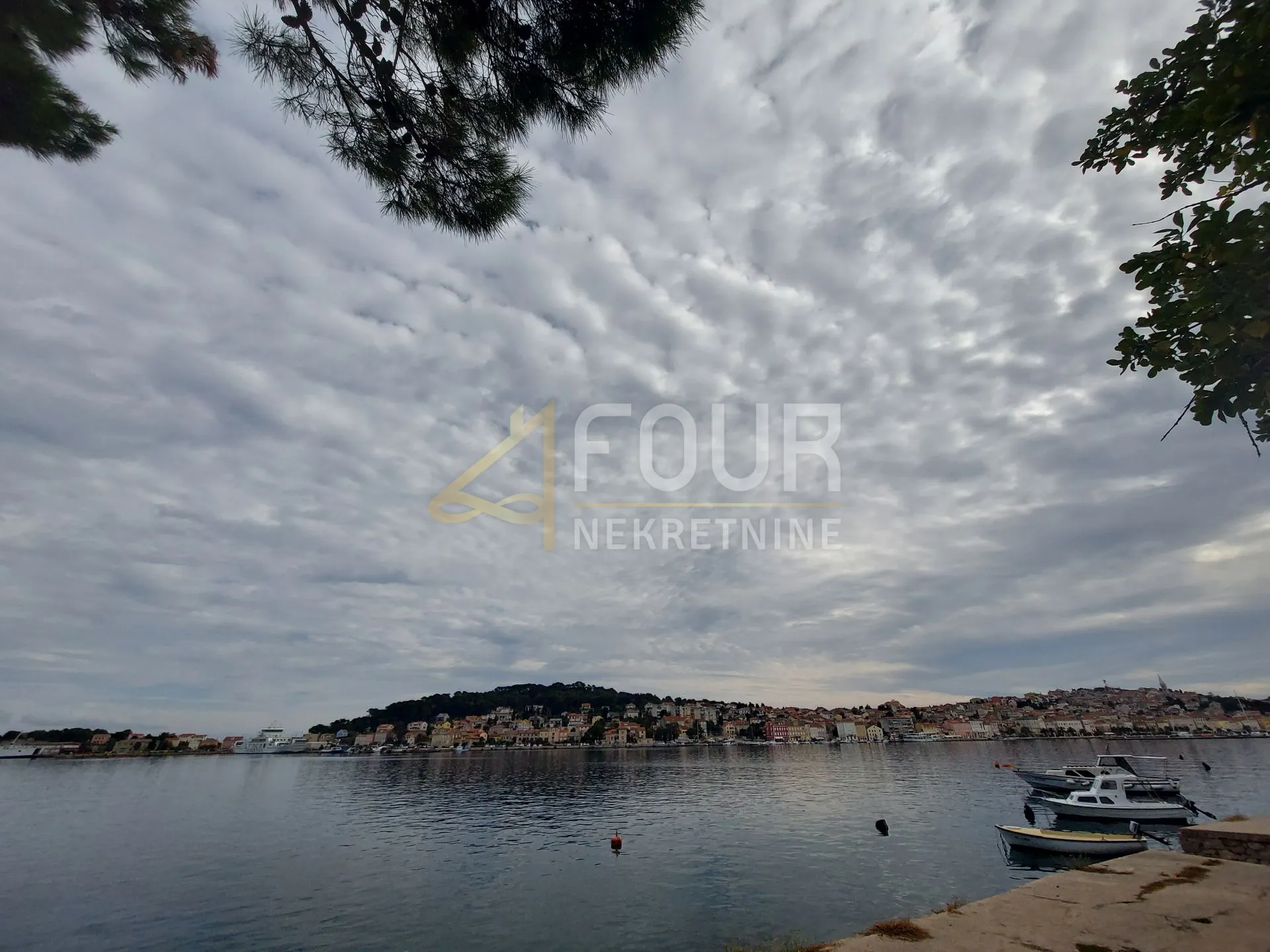 Veli Lošinj, zemljište s ruševinom i građevinskom dozvolom - Veli Lošinj, Mali Lošinj